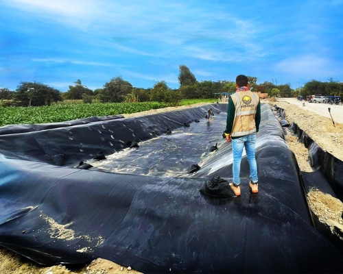 Instalación de Geomembrana para riego en Piura