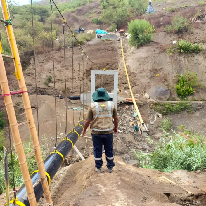 Instalación de tuberías HDPE para pase aéreo en Huanroc