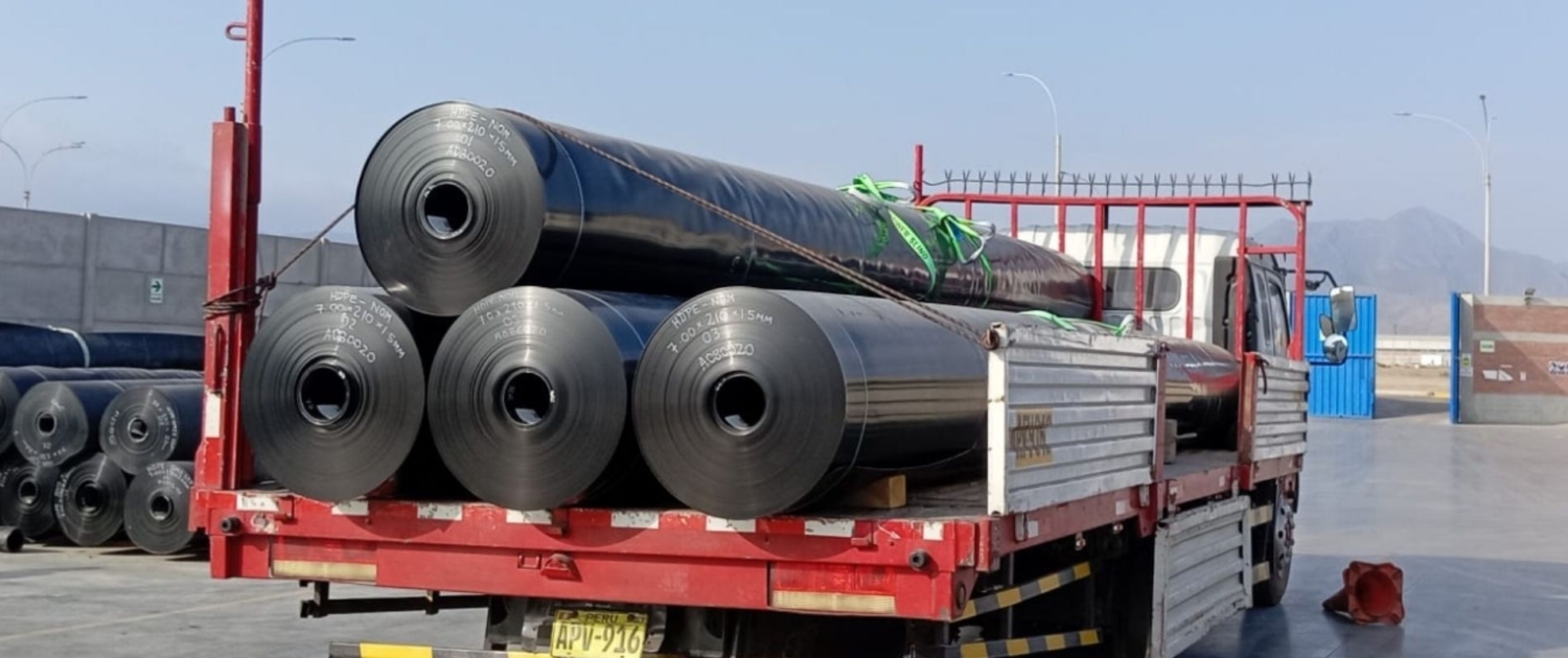 Despacho de geomembranas HDPE